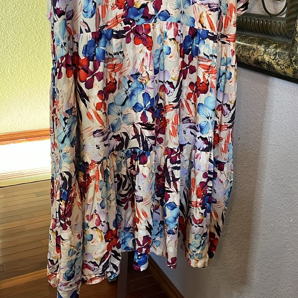 NWT AVENUE Tiered Dress - bright fun Viscose floral V-Neckline Sz 26/28 - Picture 8 of 12